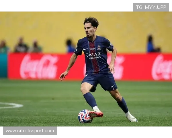 巴黎圣日耳曼中场维蒂尼亚远射中柱，赛后称运气不佳